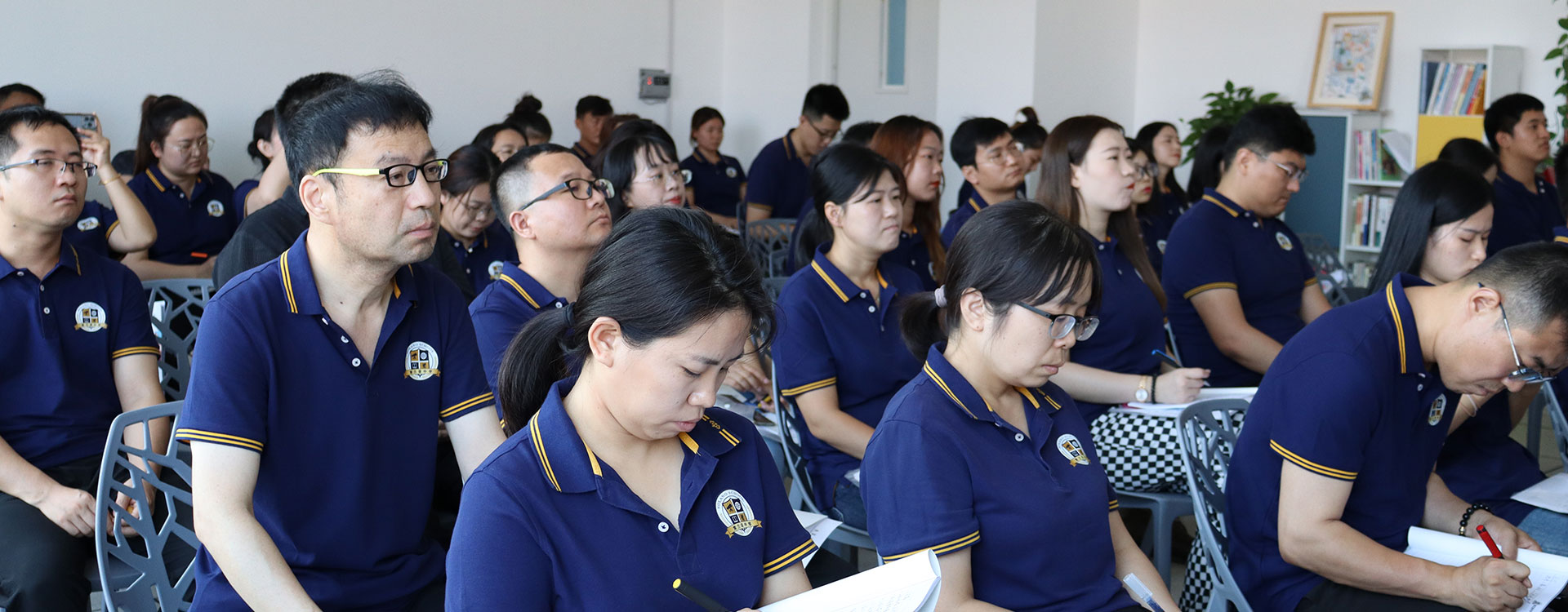 男人舔女人骚逼淫荡对话